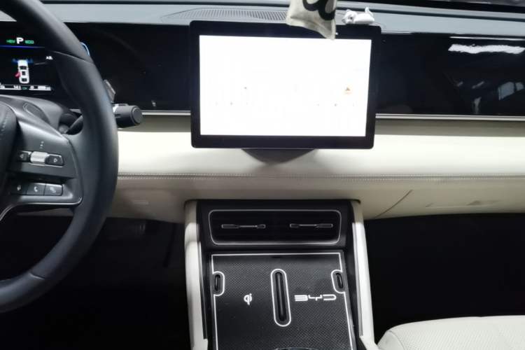Used BYD Qin L 2024 DM-i 80KM Leading Model Audio And AC Panel