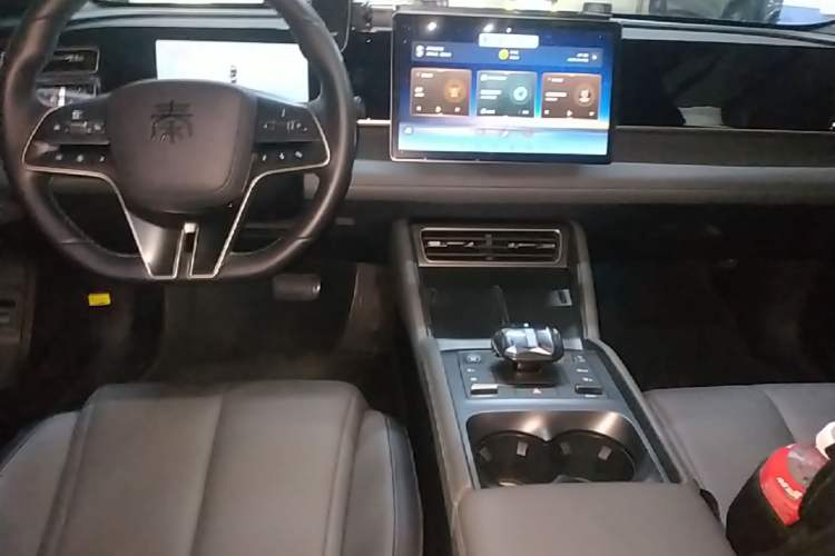 Used BYD Qin L 2024 DM-i 120KM Leading Model Audio And AC Panel