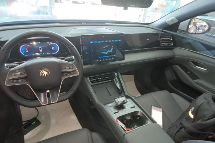 Used BYD Qin L 2024 DM-i 120KM Leading Model Audio And AC Panel