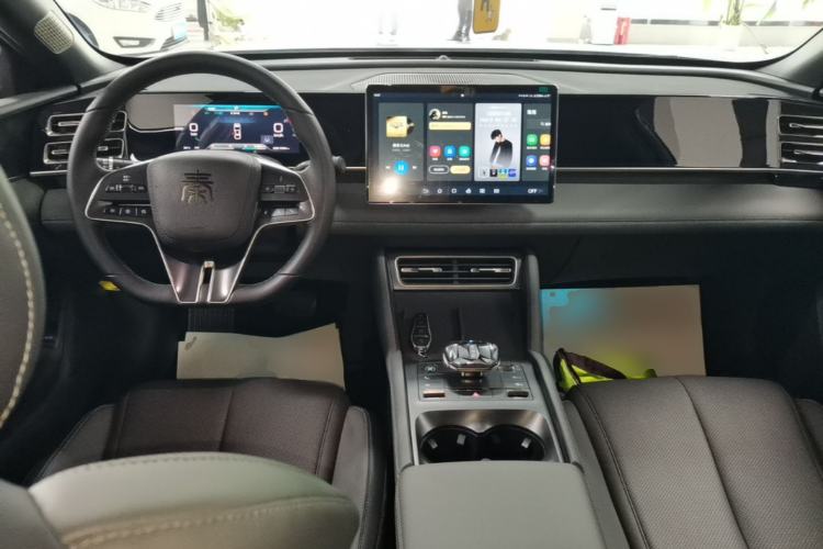 Used BYD Qin L 2024 DM-i 120KM Beyond Model Center Console