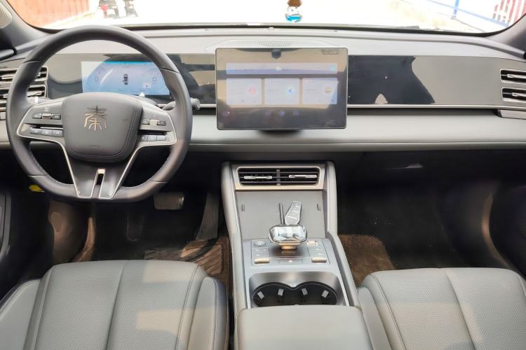Used BYD Qin L 2024 DM-i 120KM Beyond Model Center Console