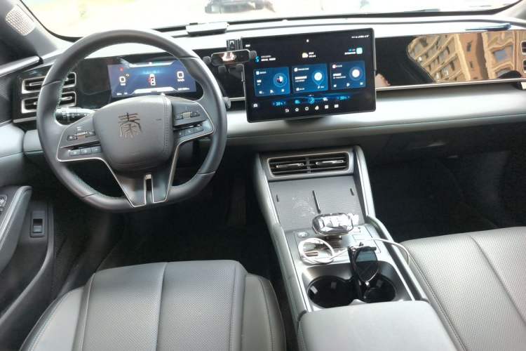 Used BYD Qin L 2024 DM-i 80KM Beyond Model Center Console