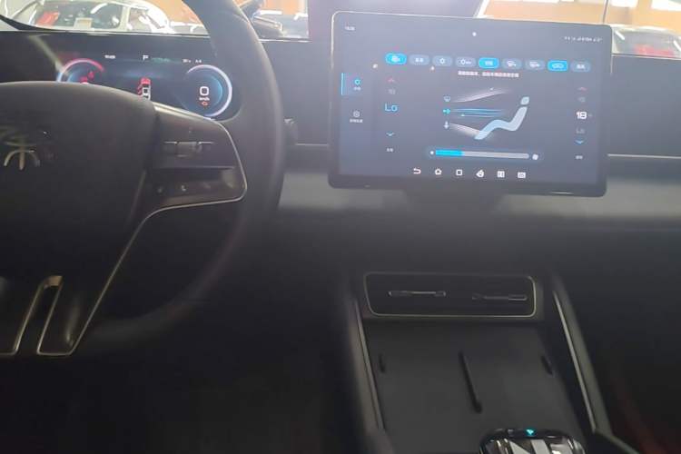 Used BYD Qin L 2024 DM-i 120KM Leading Model Center Console