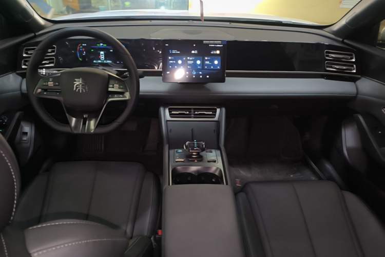 Used BYD Qin L 2024 DM-i 80KM Leading Model Center Console
