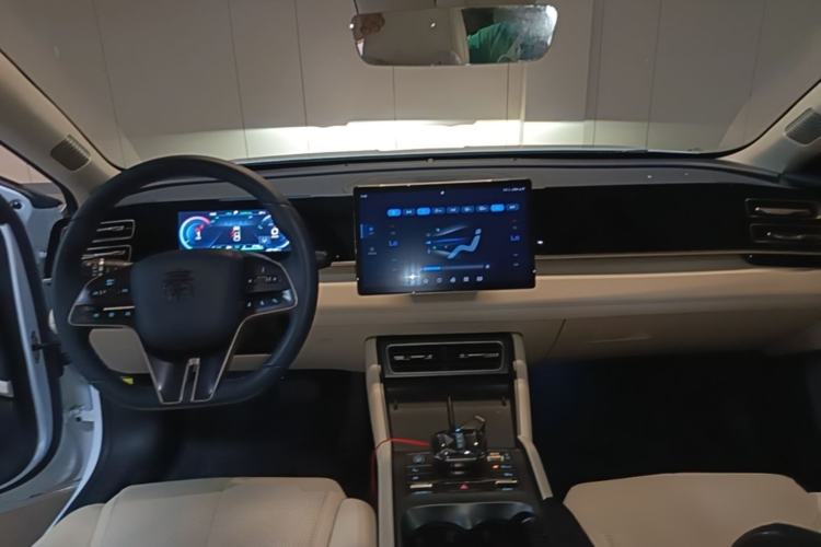 Used BYD Qin L 2024 DM-i 120KM Beyond Model Center Console