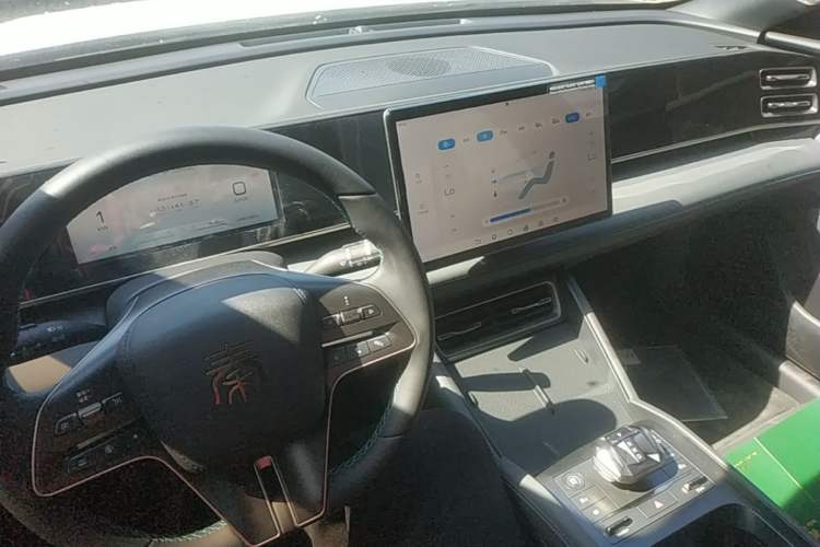Used BYD Qin L 2024 DM-i 80KM Beyond Model Center Console