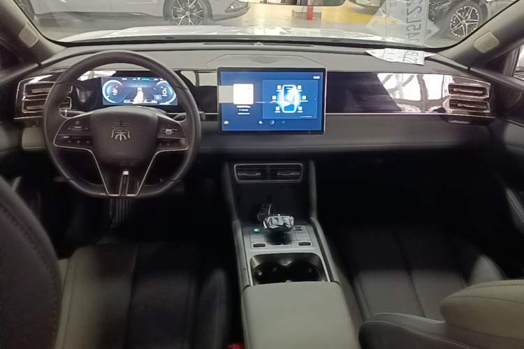 Used BYD Qin L 2024 DM-i 120KM Beyond Model Center Console