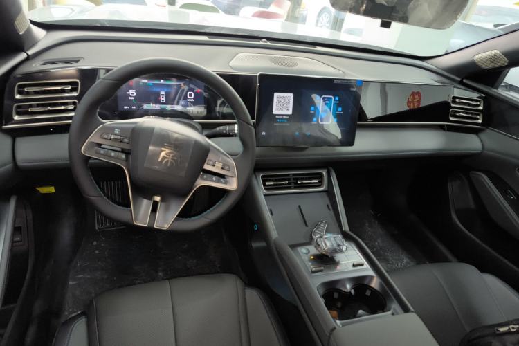 Used BYD Qin L 2024 DM-i 120KM Beyond Model Center Console