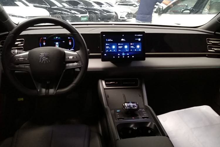 Used BYD Qin L 2024 DM-i 80KM Leading Model Center Console