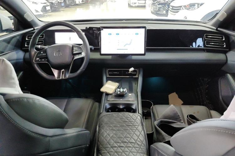 Used BYD Qin L 2024 DM-i 80KM Beyond Model Center Console