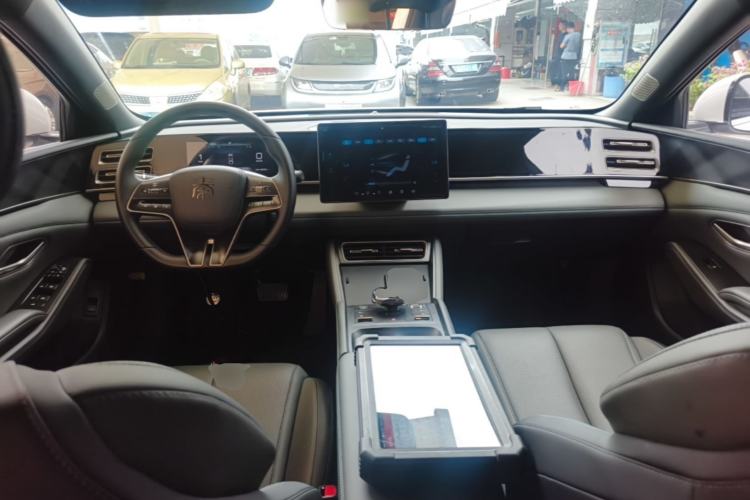 Used BYD Qin L 2024 DM-i 80KM Beyond Model Center Console