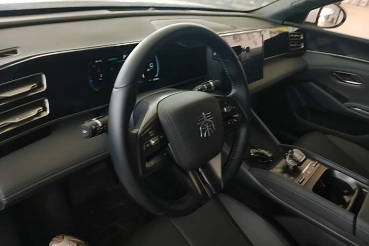 Used BYD Qin L 2024 DM-i 80KM Leading Model Center Console