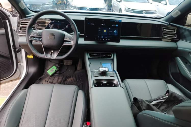 Used BYD Qin L 2024 DM-i 120KM Beyond Model Center Console
