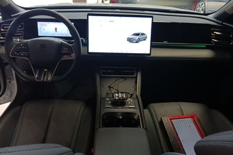 Used BYD Qin L 2024 DM-i 120KM Excellence Model Center Console