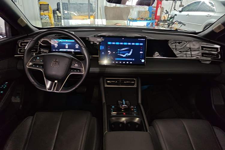 Used BYD Qin L 2024 DM-i 80KM Leading Model Center Console