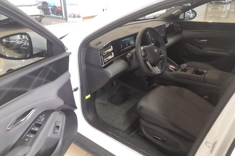 Used BYD Qin L 2024 DM-i 120KM Beyond Model Driver Seat