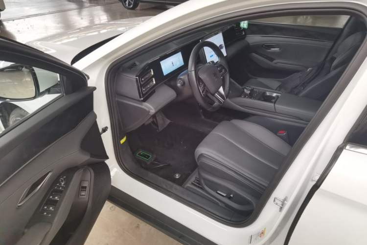 Used BYD Qin L 2024 DM-i 120KM Beyond Model Driver Seat