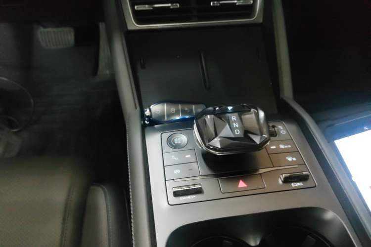 Used BYD Qin L 2024 DM-i 120KM Beyond Model Gear Lever