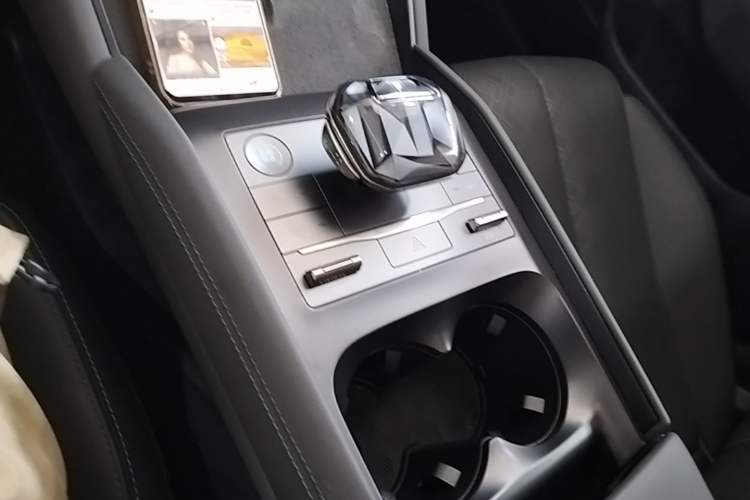 Used BYD Qin L 2024 DM-i 120KM Excellence Model Gear Lever