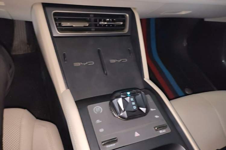 Used BYD Qin L 2024 DM-i 80KM Leading Model Gear Lever