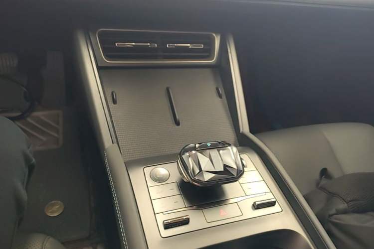 Used BYD Qin L 2024 DM-i 80KM Leading Model Gear Lever