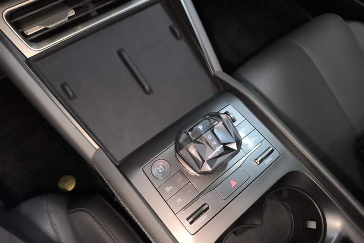 Used BYD Qin L 2024 DM-i 120KM Leading Model Gear Lever