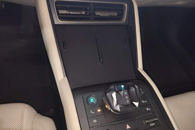 Used BYD Qin L 2024 DM-i 120KM Beyond Model Gear Lever
