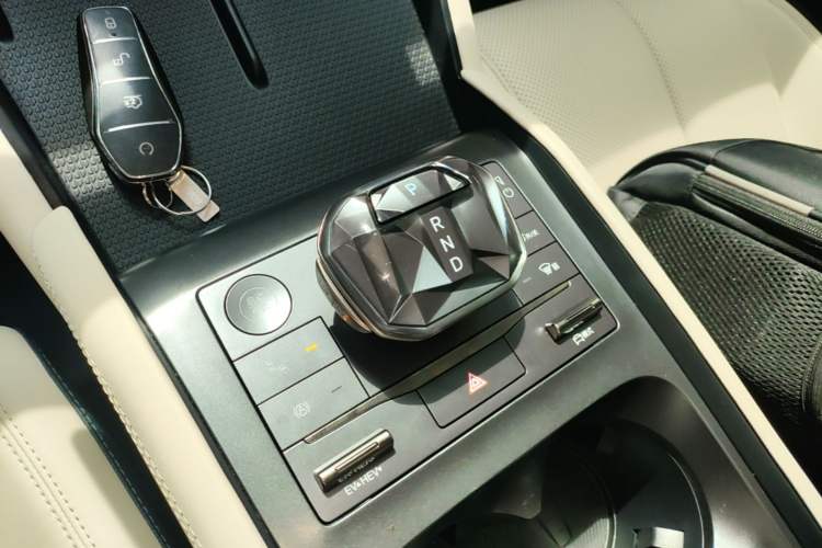 Used BYD Qin L 2024 DM-i 120KM Beyond Model Gear Lever