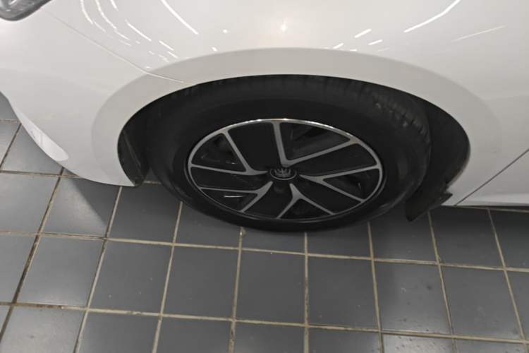 Used BYD Qin L 2024 DM-i 80KM Beyond Model Left Front Wheel Hub