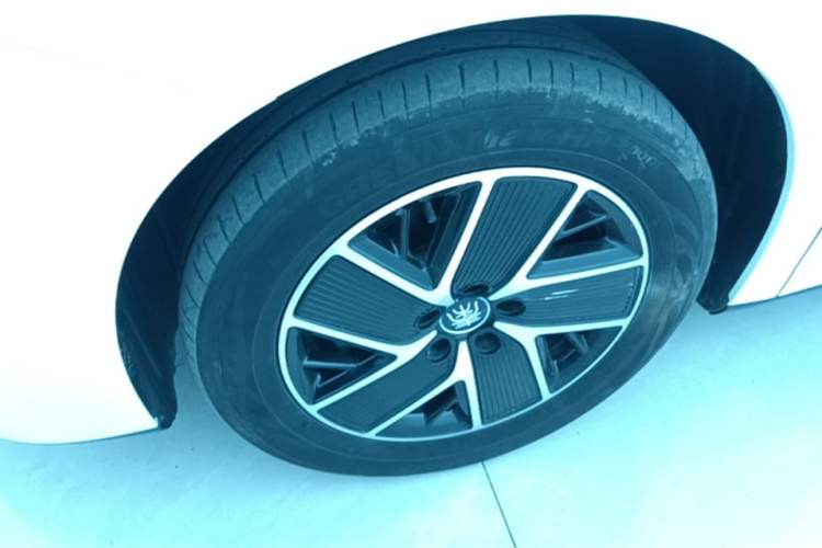 Used BYD Qin L 2024 DM-i 120KM Beyond Model Left Front Wheel Hub