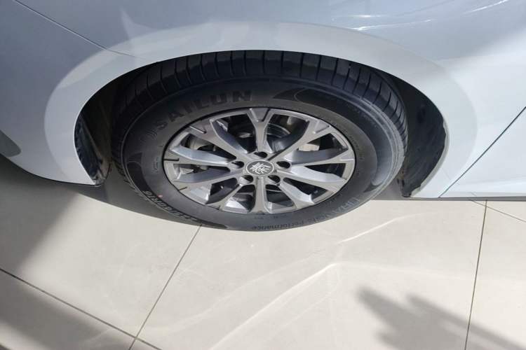 Used BYD Qin L 2024 DM-i 80KM Leading Model Left Front Wheel Hub