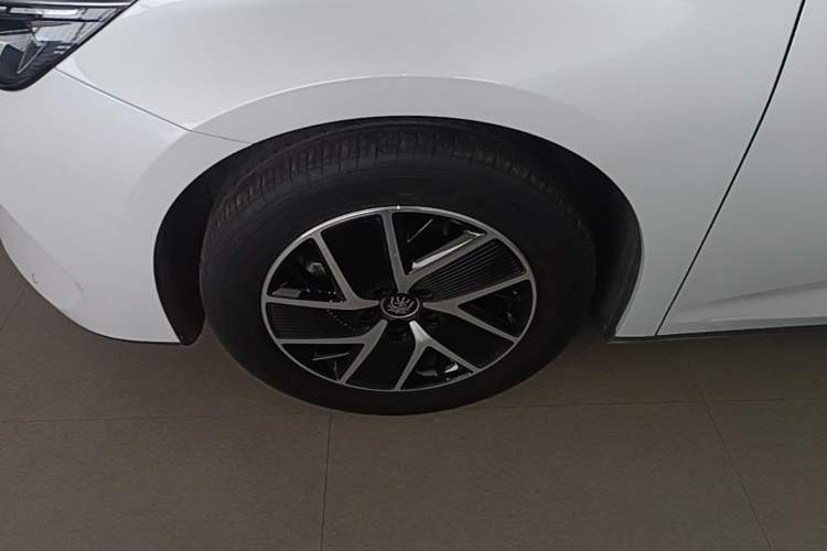 Used BYD Qin L 2024 DM-i 120KM Leading Model Left Front Wheel Hub