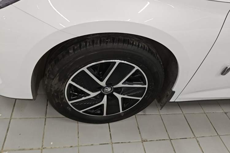 Used BYD Qin L 2024 DM-i 120KM Beyond Model Left Front Wheel Hub