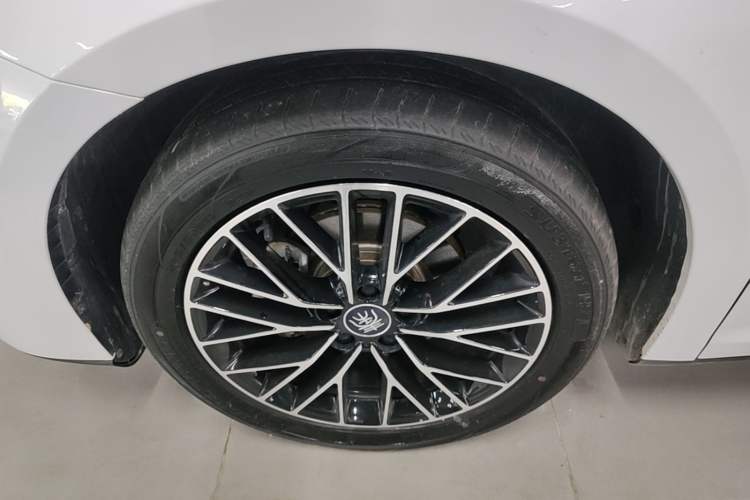 Used BYD Qin L 2024 DM-i 120KM Excellence Model Left Front Wheel Hub