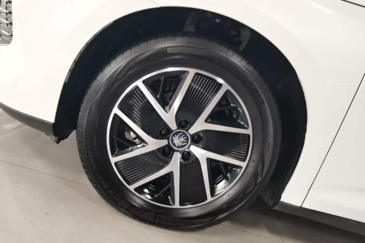 Used BYD Qin L 2024 DM-i 120KM Beyond Model Left Front Wheel Hub