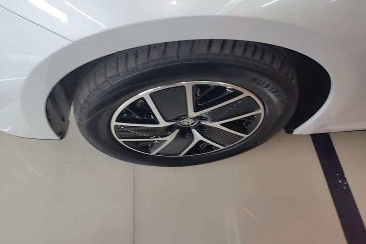 Used BYD Qin L 2024 DM-i 120KM Beyond Model Left Front Wheel Hub