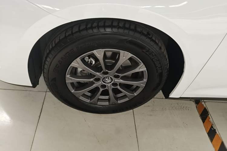 Used BYD Qin L 2024 DM-i 80KM Leading Model Left Front Wheel Hub