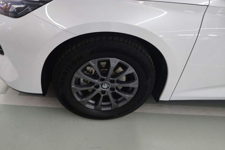 Used BYD Qin L 2024 DM-i 80KM Leading Model Left Front Wheel Hub