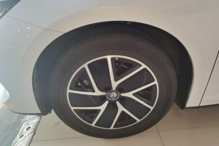 Used BYD Qin L 2024 DM-i 80KM Beyond Model Left Front Wheel Hub