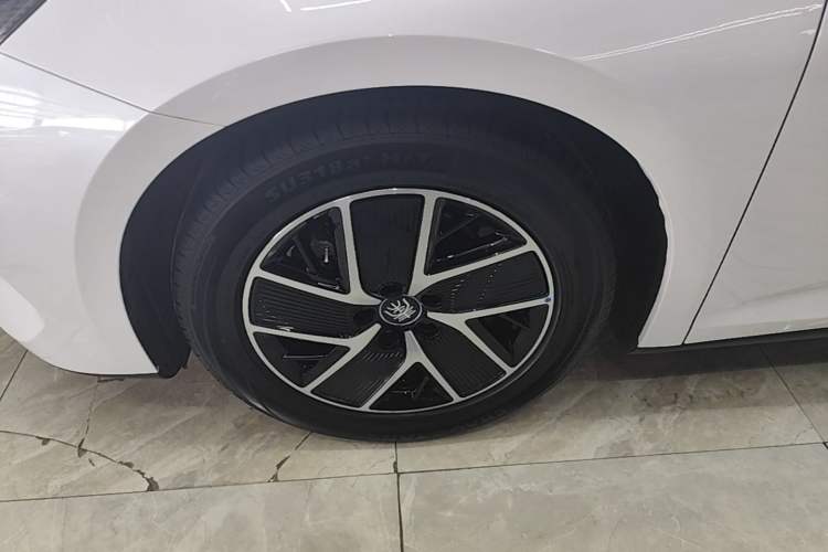 Used BYD Qin L 2024 DM-i 80KM Beyond Model Left Front Wheel Hub