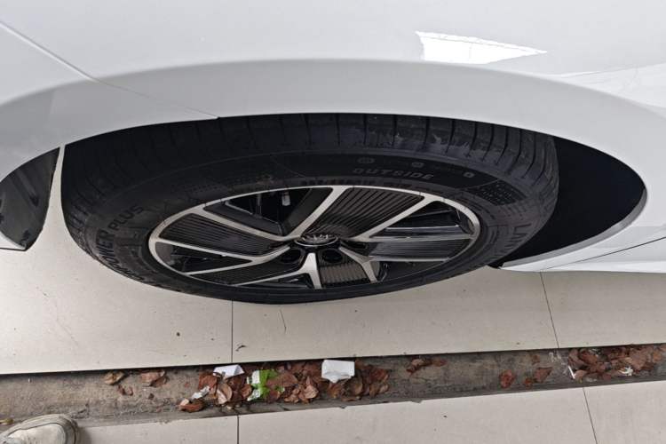 Used BYD Qin L 2024 DM-i 120KM Beyond Model Left Front Wheel Hub