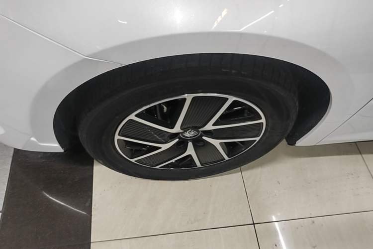 Used BYD Qin L 2024 DM-i 120KM Beyond Model Left Front Wheel Hub