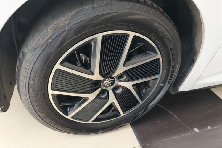 Used BYD Qin L 2024 DM-i 120KM Beyond Model Left Front Wheel Hub