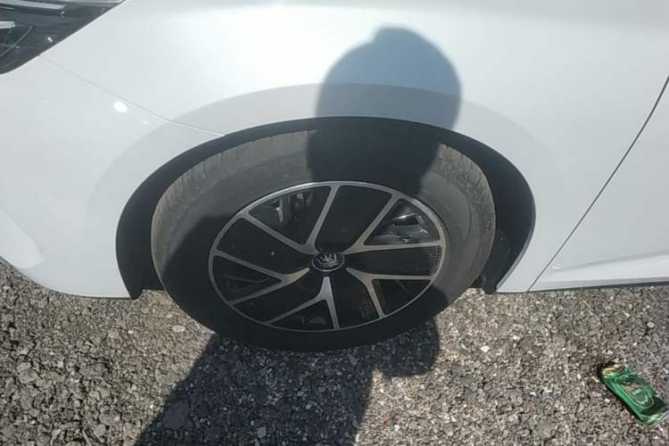 Used BYD Qin L 2024 DM-i 80KM Beyond Model Left Front Wheel Hub