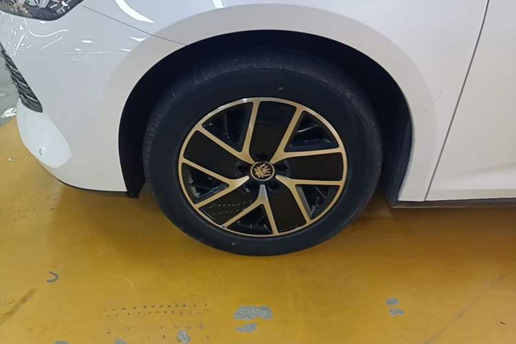 Used BYD Qin L 2024 DM-i 120KM Beyond Model Left Front Wheel Hub