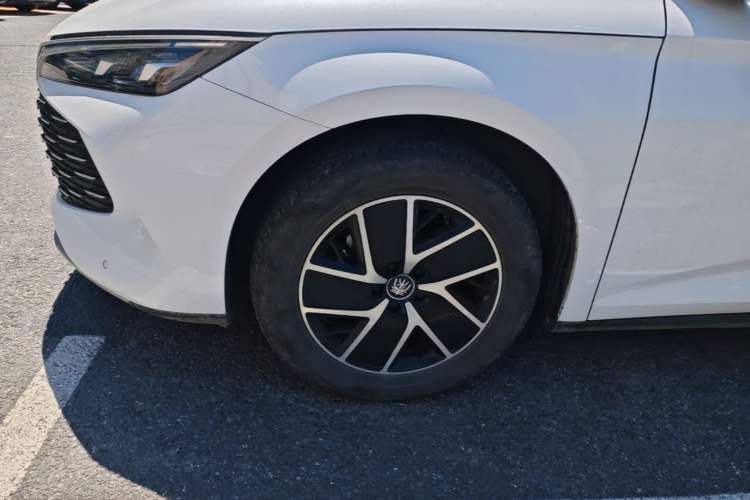 Used BYD Qin L 2024 DM-i 120KM Beyond Model Left Front Wheel Hub