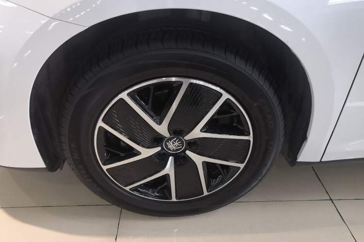 Used BYD Qin L 2024 DM-i 120KM Beyond Model Left Front Wheel Hub