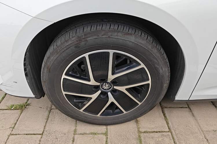 Used BYD Qin L 2024 DM-i 120KM Beyond Model Left Front Wheel Hub