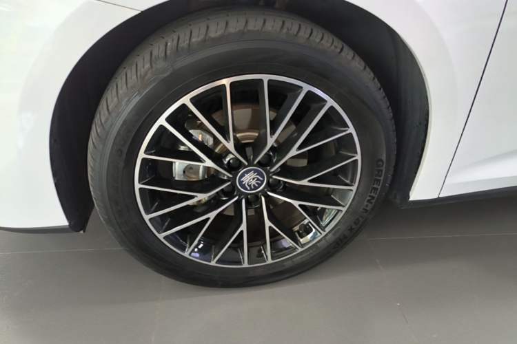 Used BYD Qin L 2024 DM-i 120KM Excellence Model Left Front Wheel Hub