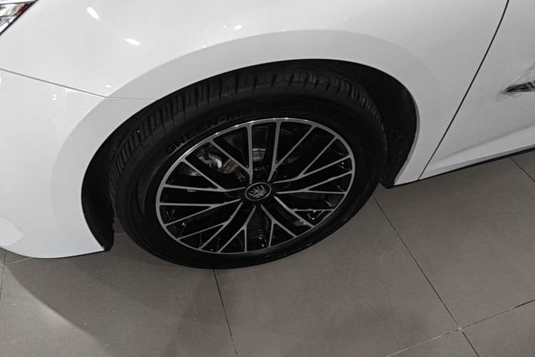 Used BYD Qin L 2024 DM-i 120KM Excellence Model Left Front Wheel Hub